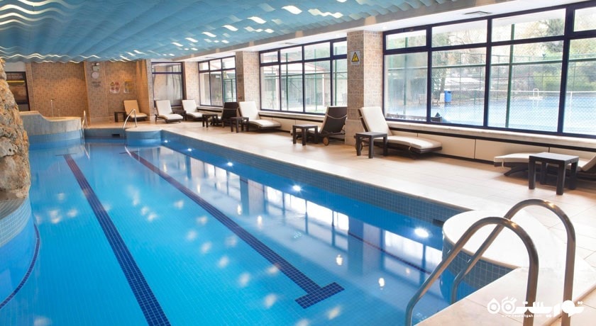 نمایی از استخر سرپوشیده هتل